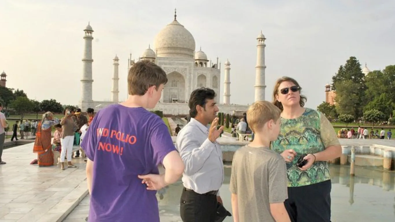 tour guide Taj mahal